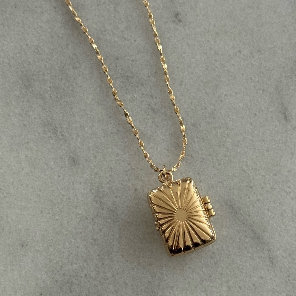 COPY - COPY - COPY - Gold Sun Beam Red Heart Gem Locket Pendant Necklace
Bran… - Picture 4 of 7